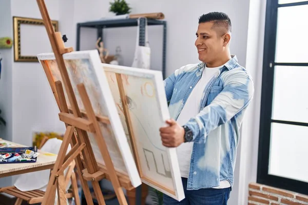 Jeune Homme Latin Artiste Souriant Confiant Regarder Dessiner Atelier Art — Photo