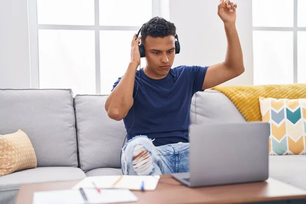 Junger Mann Aus Lateinamerika Hört Musik Hause Auf Dem Sofa — Stockfoto