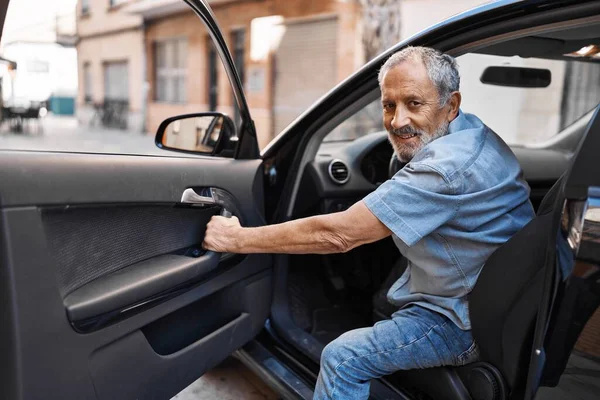 Senior Homem Cabelos Grisalhos Sorrindo Confiante Abertura Porta Carro Rua — Fotografia de Stock