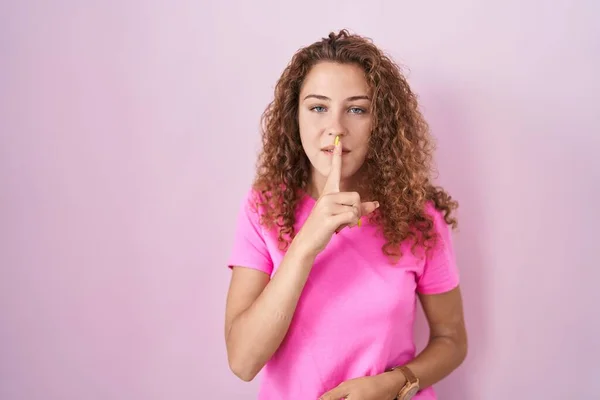 Young Caucasian Woman Standing Pink Background Asking Quiet Finger Lips — Fotografie, imagine de stoc