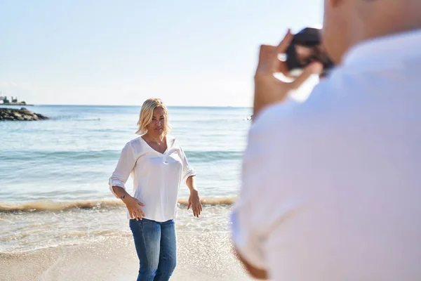 Middle Age Man Woman Couple Making Photo Using Camera Seaside — Stock fotografie