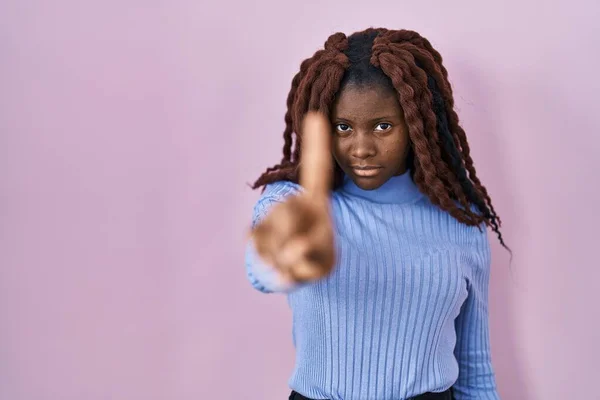 African Woman Standing Pink Background Pointing Finger Angry Expression Showing — Stock Photo, Image