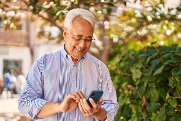 Senior Man Lacht Vol Vertrouwen Met Smartphone Het Park — Stockfoto