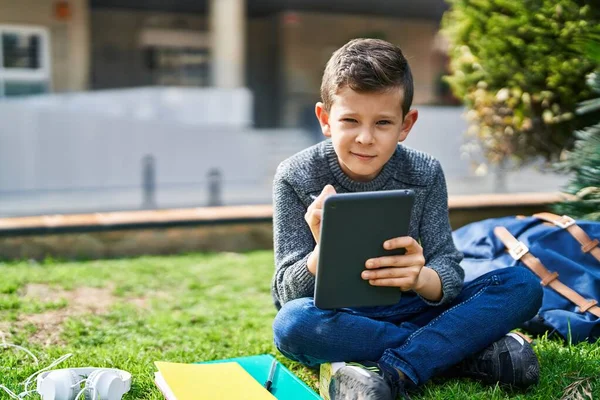 Blondes Kind Sitzt Mit Touchpad Park Auf Gras — Stockfoto