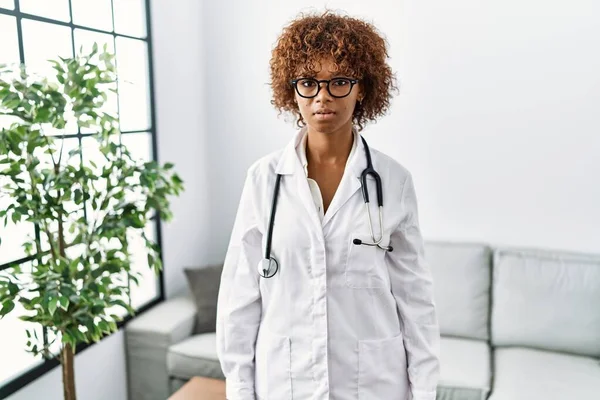 Junge Afroamerikanerin Arztuniform Und Stethoskop Entspannt Mit Ernstem Gesichtsausdruck Einfacher — Stockfoto