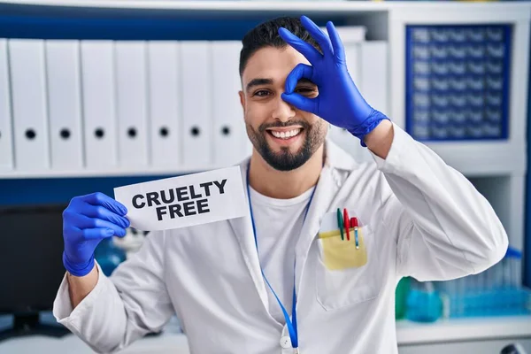 Jovem Homem Bonito Trabalhando Laboratório Cientista Segurando Banner Livre Crueldade — Fotografia de Stock