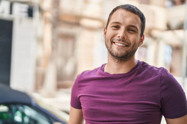 Νεαρός Άνδρας Χαμογελά Σίγουρος Στέκεται Στο Δρόμο — Φωτογραφία Αρχείου