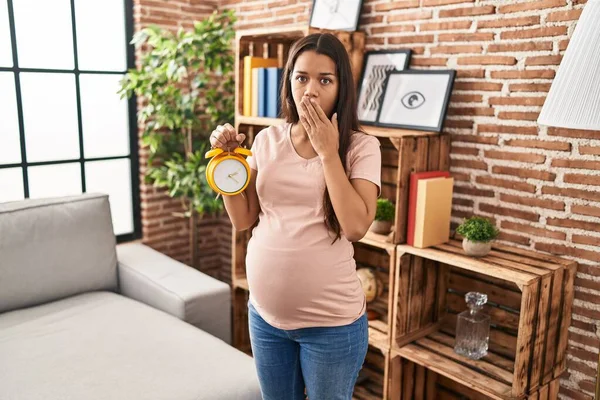 Mujer Embarazada Joven Sosteniendo Despertador Para Fecha Vencimiento Cubriendo Boca — Foto de Stock
