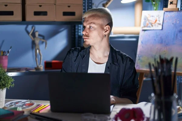 Young Caucasian Man Using Laptop Night Art Studio Looking Side — Stock Photo, Image