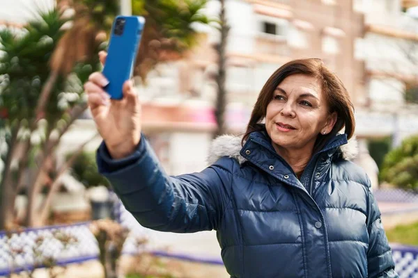 Donna Mezza Età Sorridente Fiducioso Facendo Selfie Dallo Smartphone Strada — Foto Stock