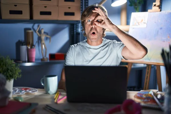Middle Age Man Sitting Art Studio Laptop Night Doing Gesture — Stock Photo, Image