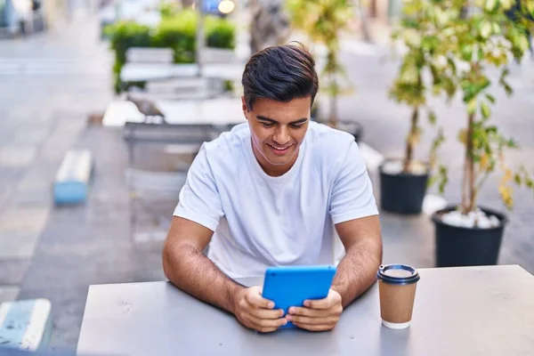 Jeune Homme Hispanique Utilisant Touchpad Boire Café Terrasse Café — Photo