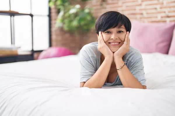 Moyen Age Femme Chinoise Souriant Confiant Couché Sur Lit Dans — Photo