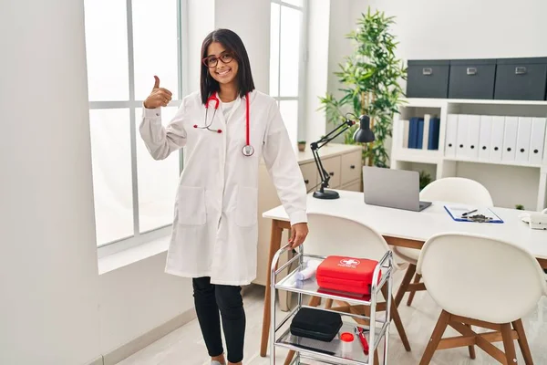 Young Hispanic Woman Wearing Doctor Uniform Stethoscope Smiling Happy Positive — Stock Photo, Image
