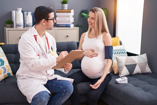 Hombre Mujer Doctor Paciente Embarazada Teniendo Consulta Médica Usando Tensiómetro — Foto de Stock