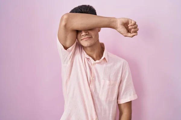 Νεαρός Ισπανός Που Στέκεται Πάνω Από Ροζ Φόντο Καλύπτοντας Μάτια — Φωτογραφία Αρχείου