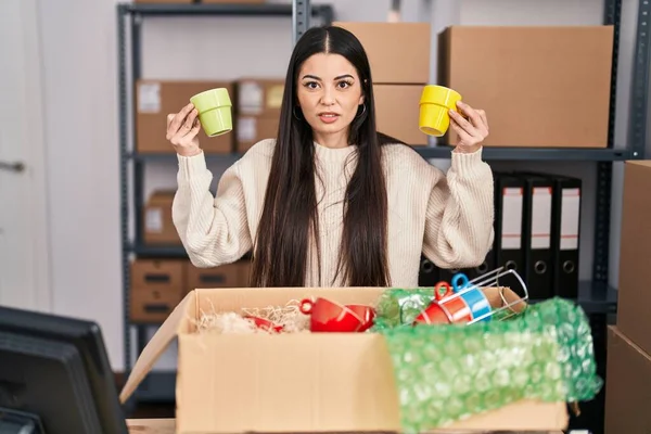 Young Woman Working Small Business Ecommerce Selling Cups Clueless Confused — Stock Photo, Image