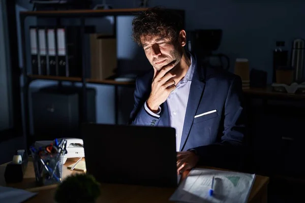Geceleri Ofiste Çalışan Latin Asıllı Genç Bir Adam Çenesi Üzerinde — Stok fotoğraf