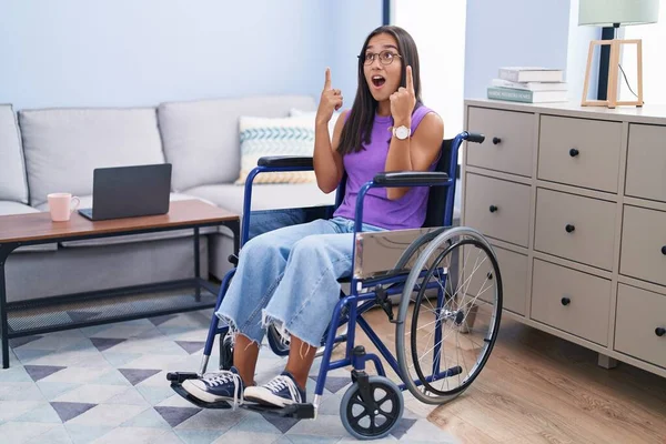 Молодая Латиноамериканка Сидящая Дома Инвалидной Коляске Изумлена Удивлена Глядя Вверх — стоковое фото