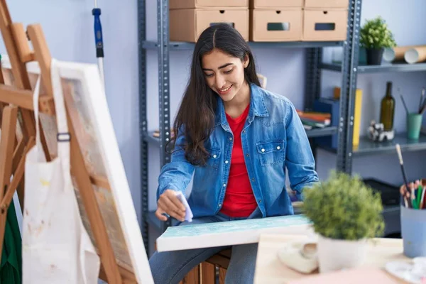 Jong Hispanic Meisje Kunstenaar Glimlachen Zelfverzekerd Tekening Kunst Studio — Stockfoto