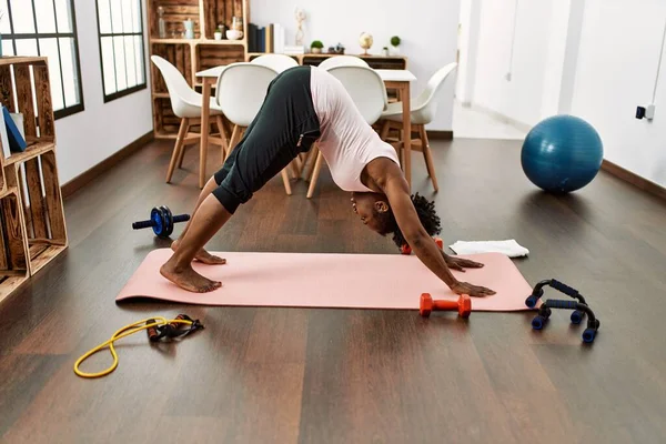 Mujer Afroamericana Entrenando Yoga Casa — Foto de Stock