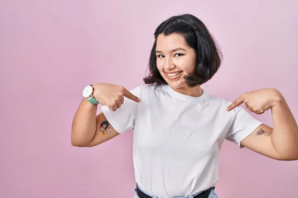 Young Hispanic Woman Wearing Casual White Shirt Pink Background Looking — Stockfoto