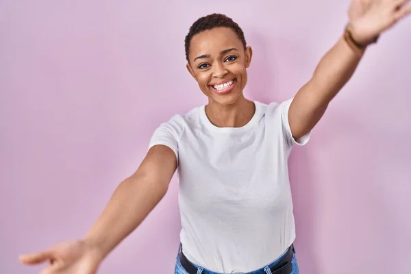 Beautiful African American Woman Standing Pink Background Looking Camera Smiling — Stock Photo, Image