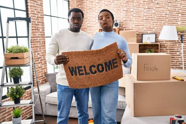 Ein Junges Afrikanisch Amerikanisches Paar Das Seinem Neuen Zuhause Eine — Stockfoto