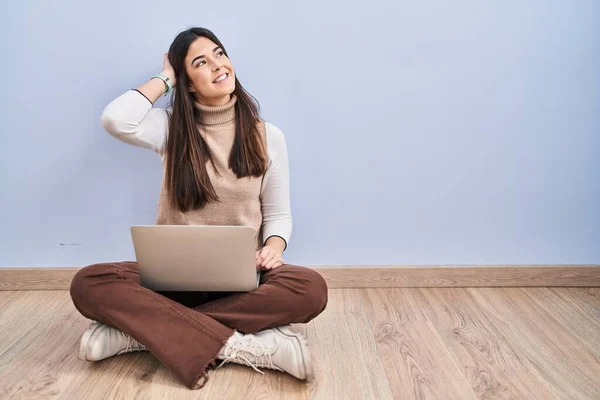 Mujer Morena Joven Trabajando Con Computadora Portátil Sentada Suelo Sonriendo —  Fotos de Stock