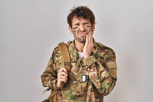 Jovem Hispânico Vestindo Uniforme Exército Camuflagem Tocando Boca Com Mão — Fotografia de Stock