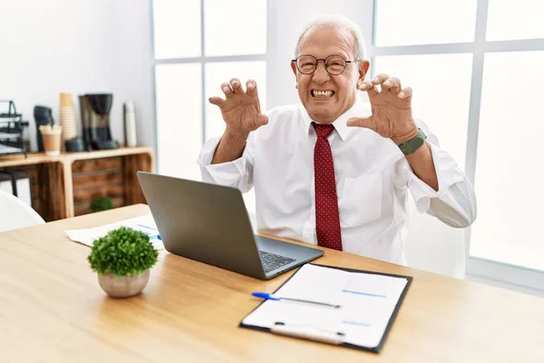 Homem Sênior Trabalhando Escritório Usando Laptop Computador Sorrindo Engraçado Fazendo — Fotografia de Stock