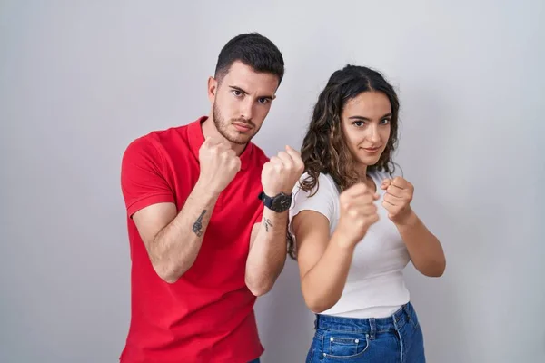 Young Hispanic Couple Standing Isolated Background Ready Fight Fist Defense — Zdjęcie stockowe