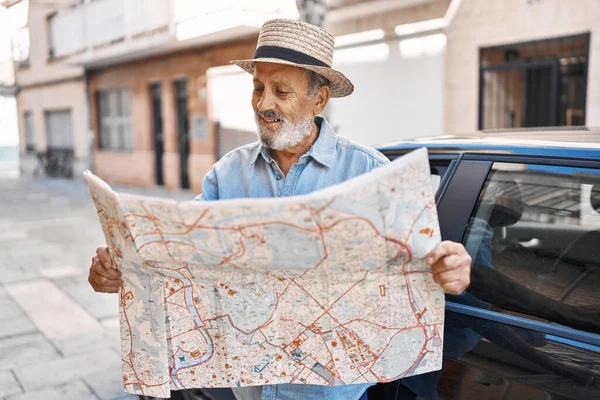 Senior Šedovlasý Muž Turista Drží Mapu Města Stojí Autem Ulici — Stock fotografie