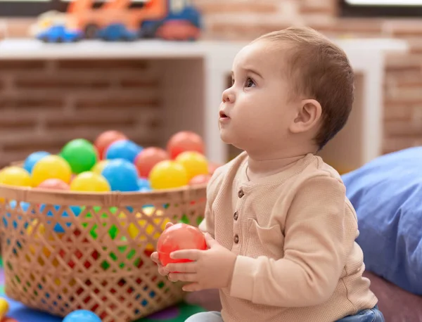 Liebenswertes Kleinkind Spielt Kindergarten Mit Ball Auf Dem Boden — Stockfoto