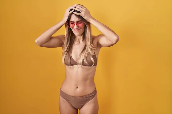 Jeune Femme Hispanique Portant Bikini Sur Fond Jaune Souffrant Maux — Photo