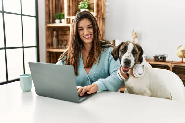 Νεαρή Γυναίκα Που Χρησιμοποιεί Φορητό Υπολογιστή Κάθεται Στο Τραπέζι Σκυλί — Φωτογραφία Αρχείου