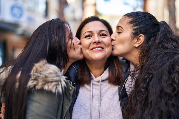 Drie Vrouwen Moeder Dochters Staan Samen Zoenen Straat — Stockfoto