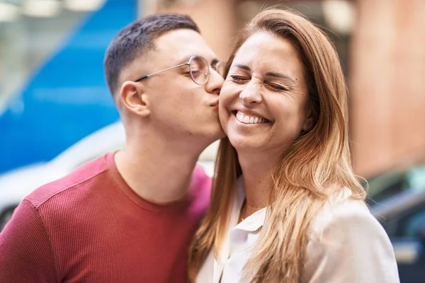 男と女の母親と息子抱擁し キスで通り — ストック写真