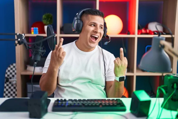 Young Hispanic Man Playing Video Games Showing Middle Finger Doing — ストック写真
