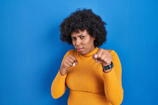 Mujer Negra Con Pelo Rizado Pie Sobre Fondo Azul Listo — Foto de Stock