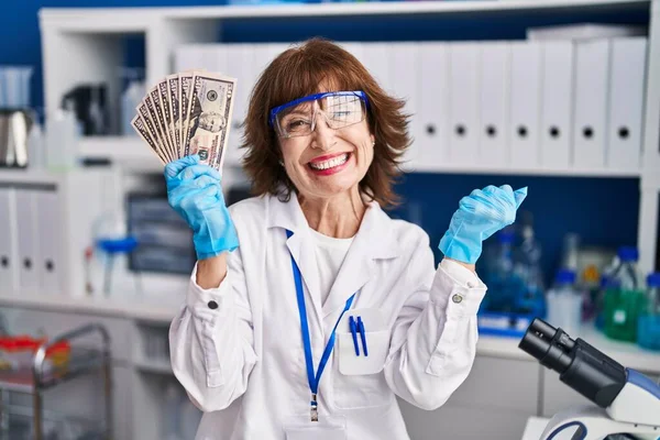 Женщина Средних Лет Работающая Научной Лаборатории Гордостью Держит Деньги Празднуя — стоковое фото