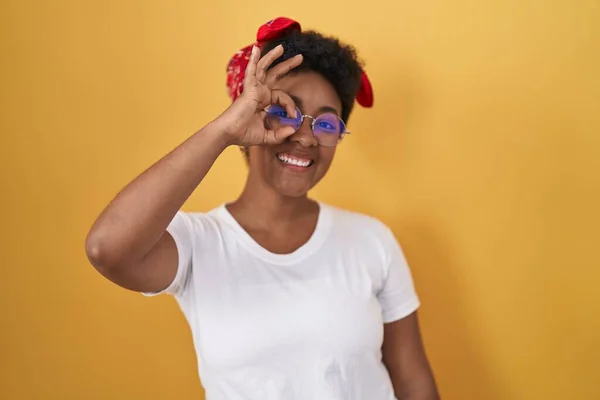 Jonge Afro Amerikaanse Vrouw Staande Gele Achtergrond Doet Gebaar Met — Stockfoto