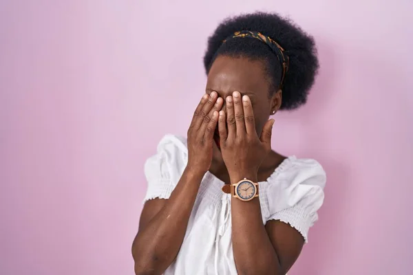 Pembe Arka Planda Duran Kıvırcık Saçlı Afrikalı Kadın Yorgunluk Baş — Stok fotoğraf