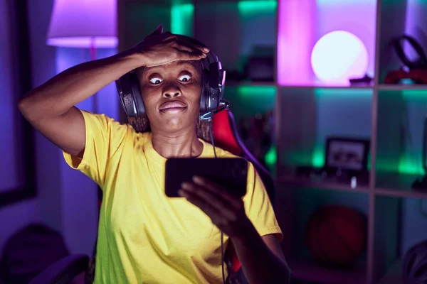 Африканская Американка Играющая Видеоигры Смартфоном Напряжена Разочарована Рукой Голову Удивлена — стоковое фото