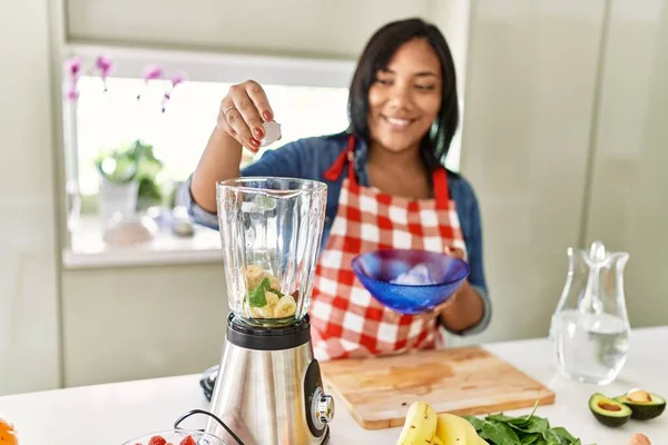 Hispanic Brunette Woman Preparing Fruit Smoothie Ice Kitchen — Stockfoto