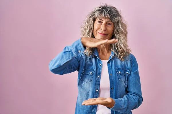 Frau Mittleren Alters Steht Über Rosa Hintergrund Gestikulierend Mit Händen — Stockfoto