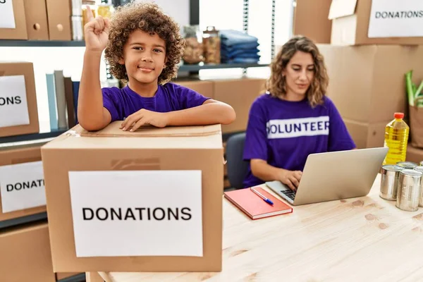Young Mother Little Son Wearing Volunteer Shirt Donations Stand Smiling — Stock Photo, Image