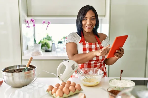 Hispanic Brunette Woman Preparing Cake Looking Online Recipe Kitchen — Stockfoto