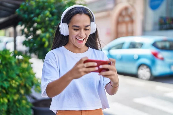 Junge Schöne Hispanische Frau Lächelt Selbstbewusst Videospiel Auf Der Straße — Stockfoto