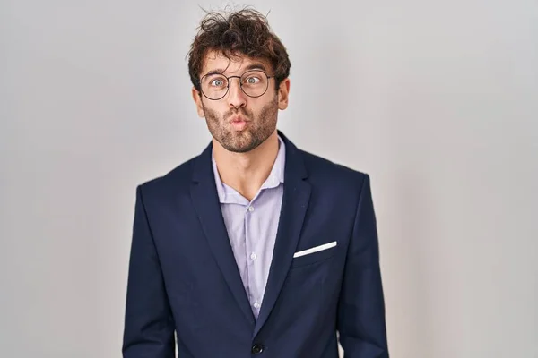 Hispánský Obchodník Brýlemi Dělá Rybí Ksicht Rty Bláznivé Komické Gesto — Stock fotografie